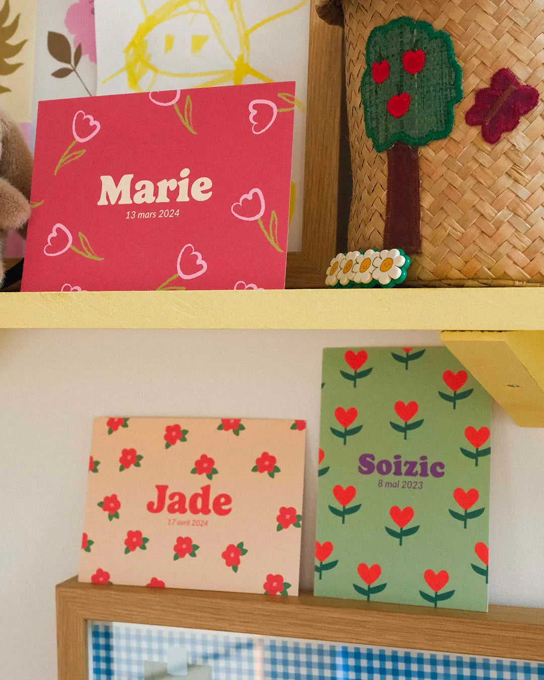 Faire-part colorés pour annoncer la naissance de bébé.