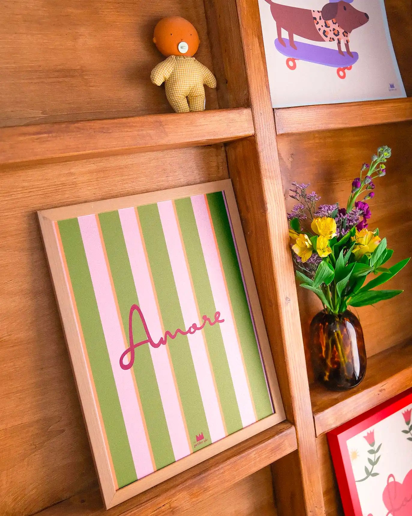 Affiche Amore sur le thème de l'amour, rayures vertes et écriture rouge passion