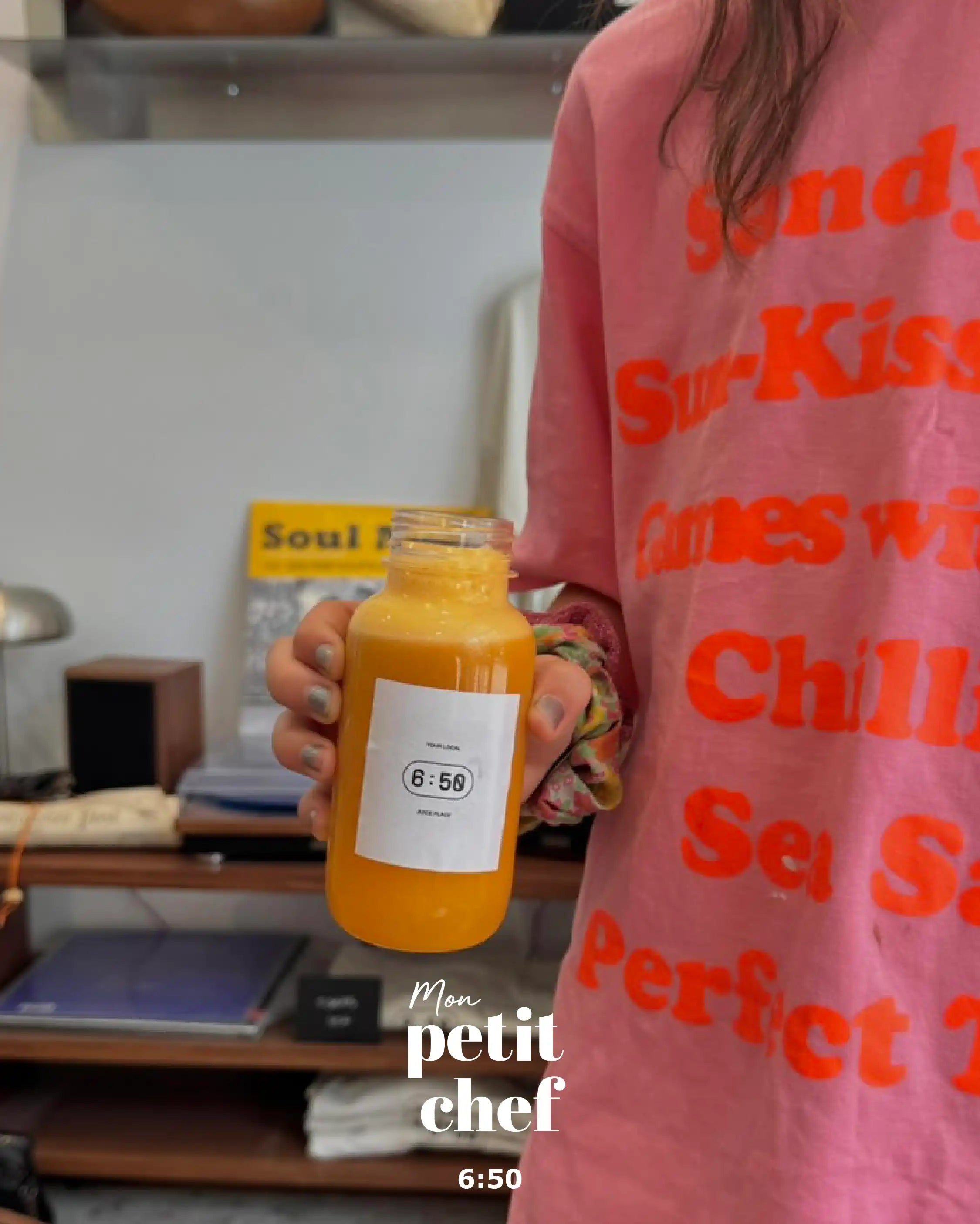 Un enfant tenant le jus de fruit réalisé par les petits chefs chez 6:50 à Lille