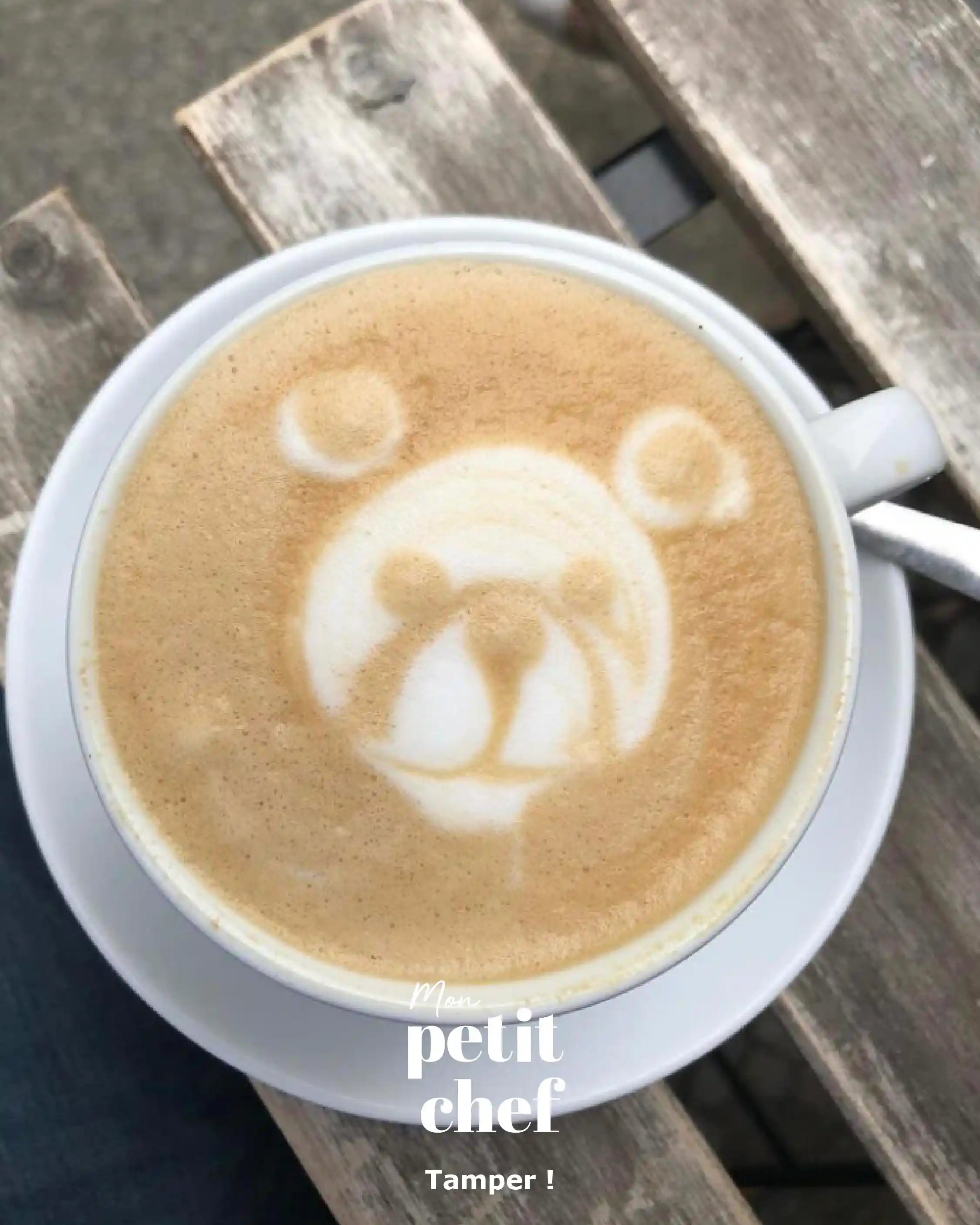 Latte art d'un ours pour les chocolats chauds des enfants