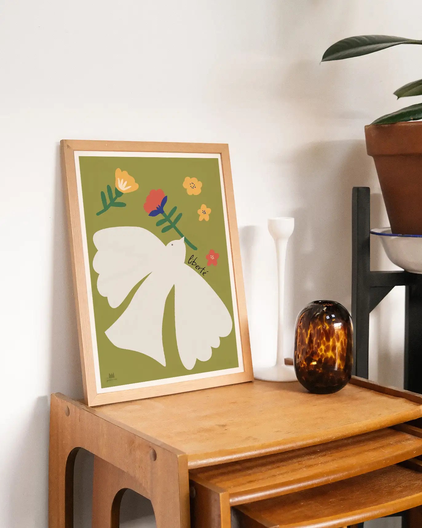 Les affiches décoratives sont un moyen simple et efficace de créer une atmosphère chaleureuse et festive à la maison.