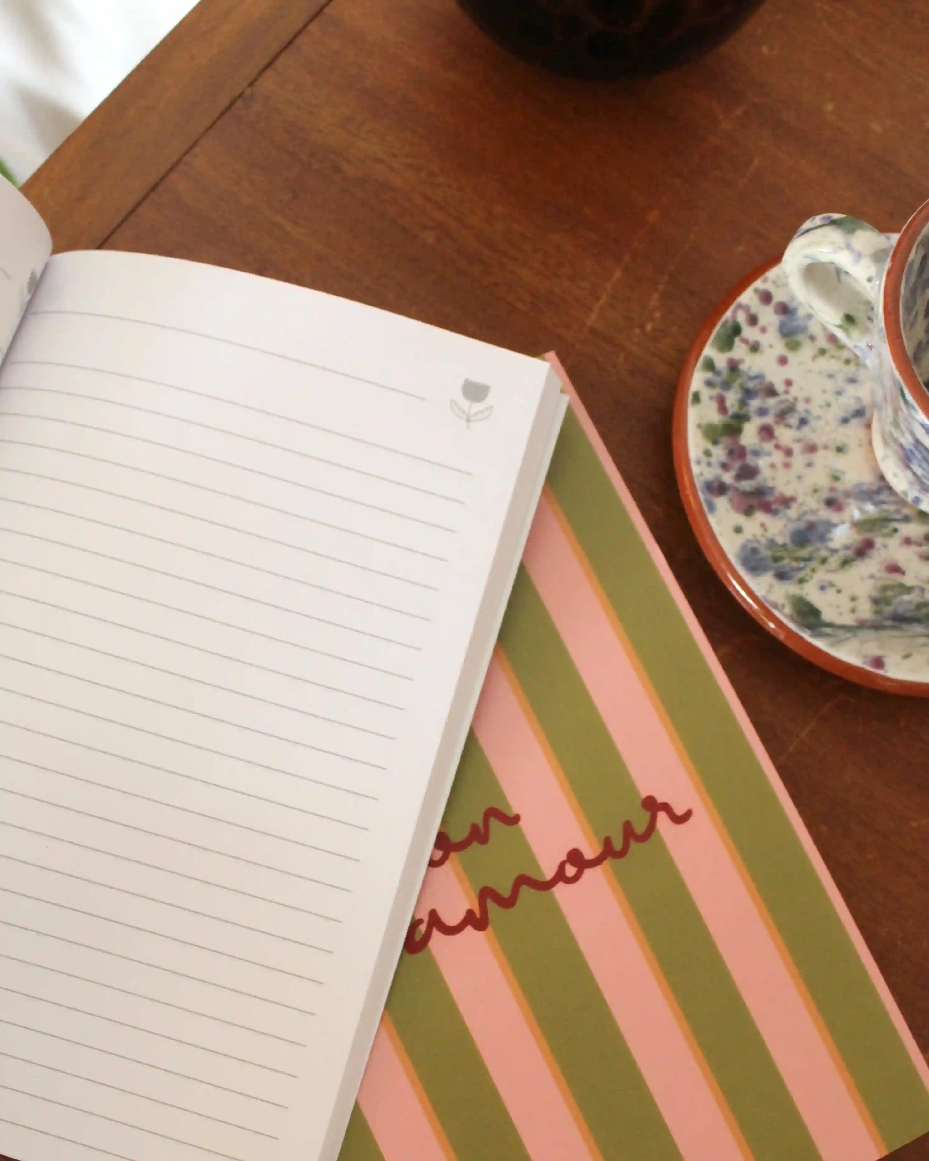 Chez Ma petite vie, nous croyons en la beauté des choses simples : c’est pourquoi nous proposons une gamme de 5 carnets fabriqués en France