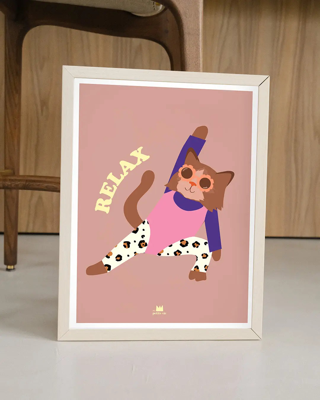 Illustration humoristique d’un chat en position de fitness, apportant une touche ludique et colorée à la décoration murale.