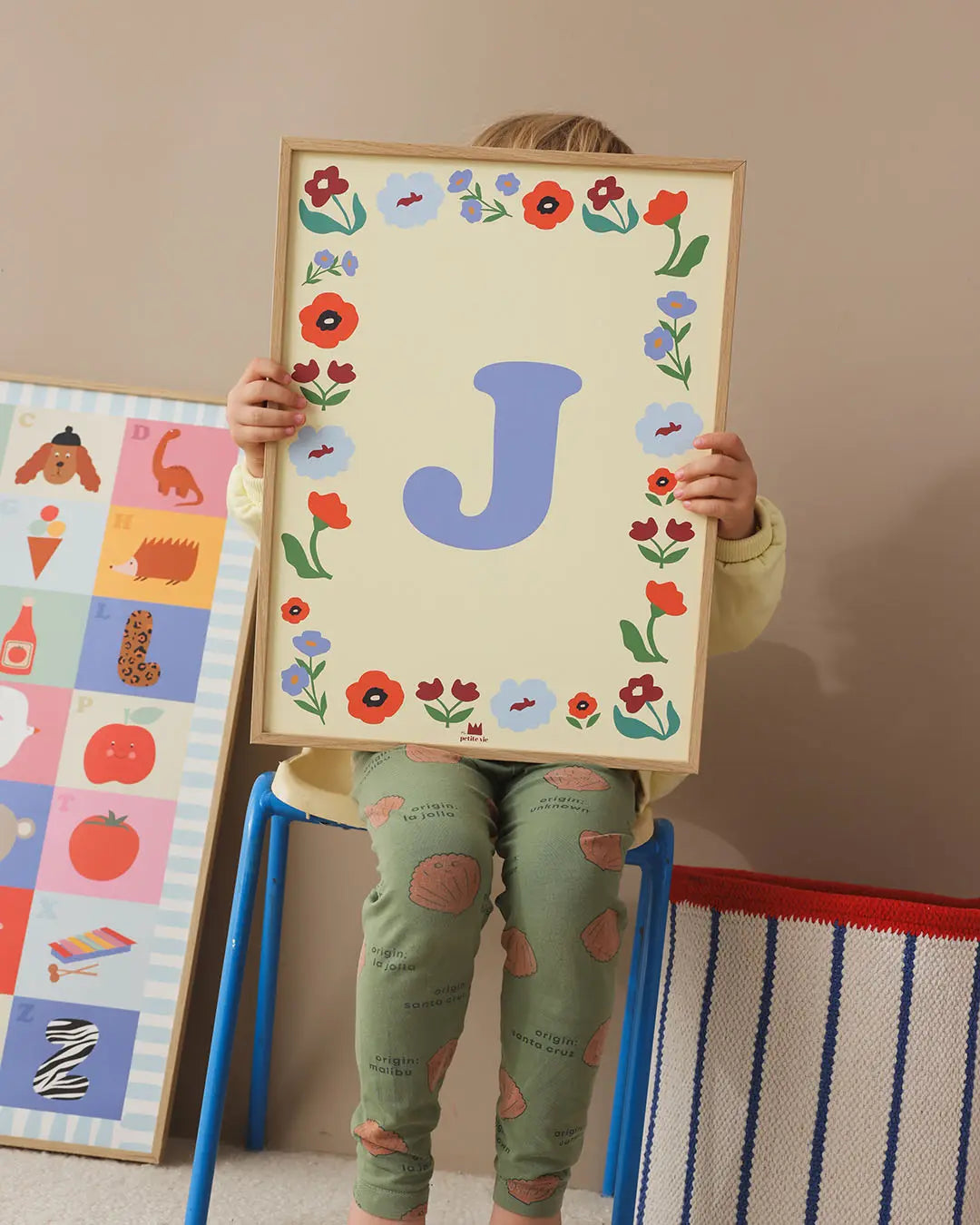 Affiche prénom tenue par un enfant pour chambre enfant à personnaliser
