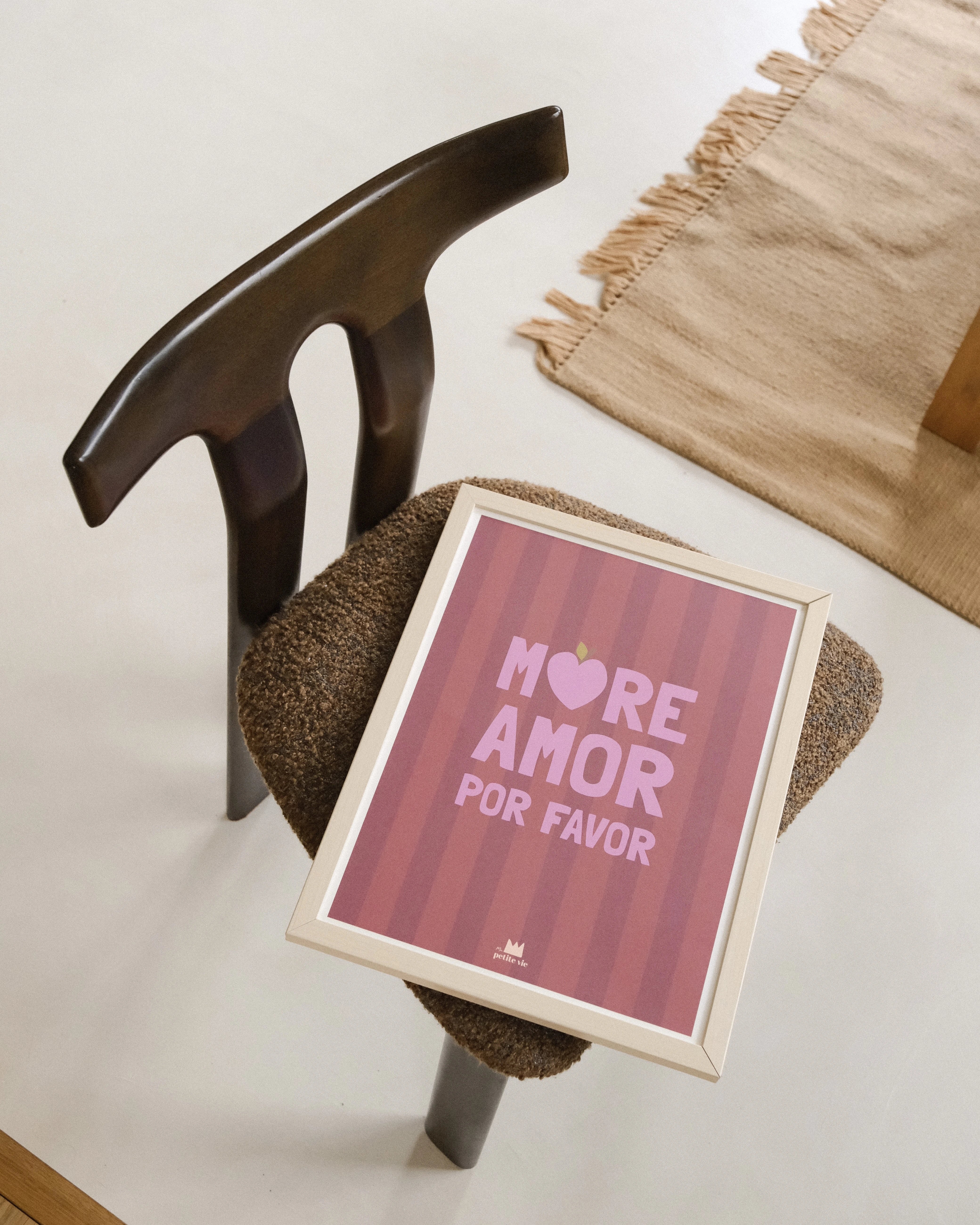 affiche posée sur une chaise More amore por favor – Le mantra qui fait du bien.