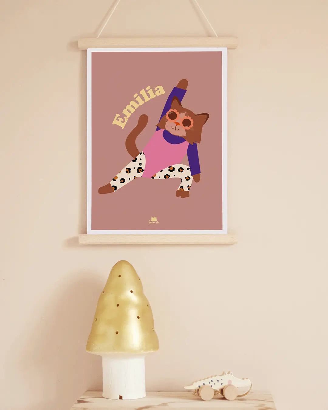 Affiche prénom Chat relax : un chat qui fais du sport pour une chambre rigolote et colorée