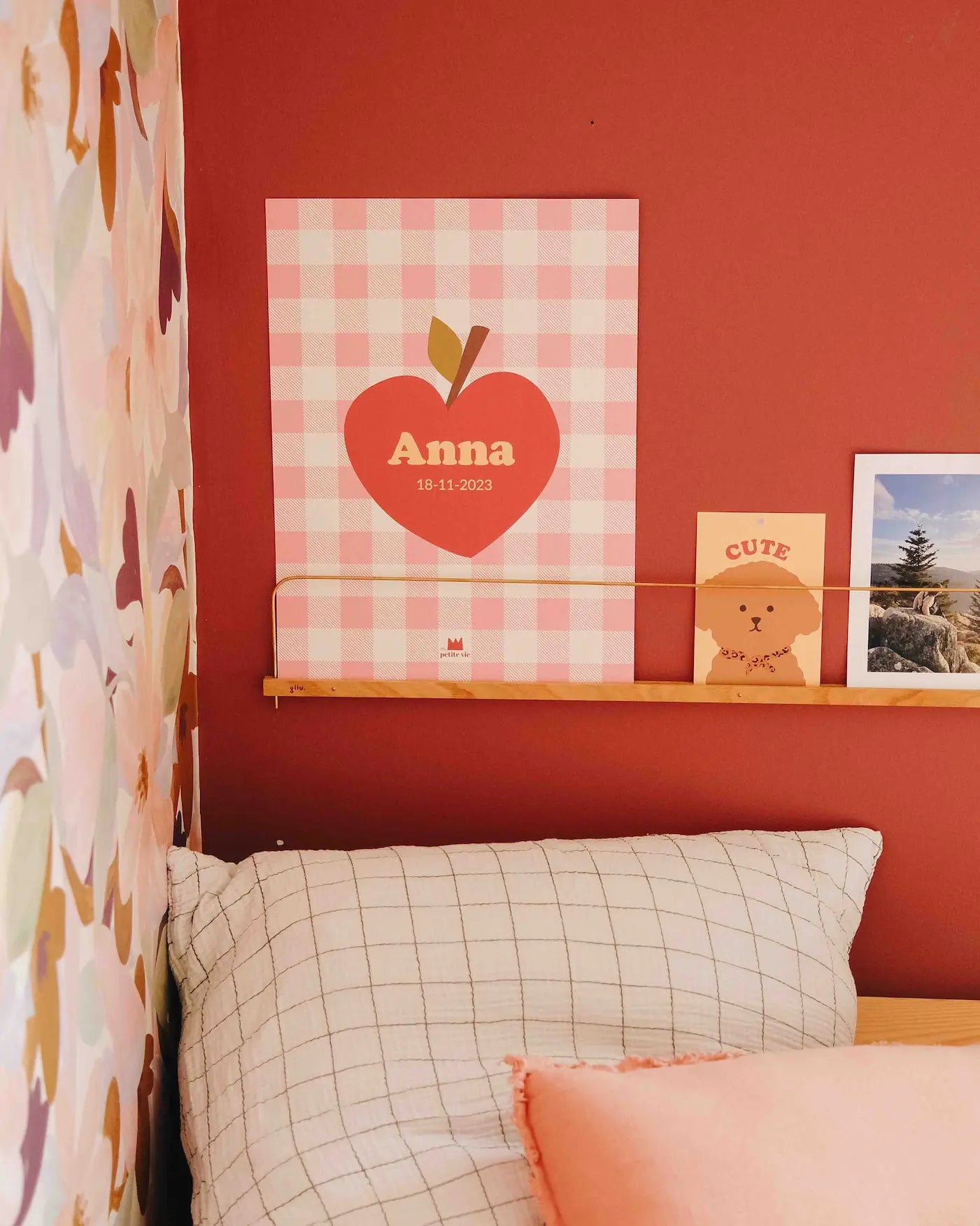 Affiche prénom cool pomme avec un fond à carreaux pour chambre d'enfant