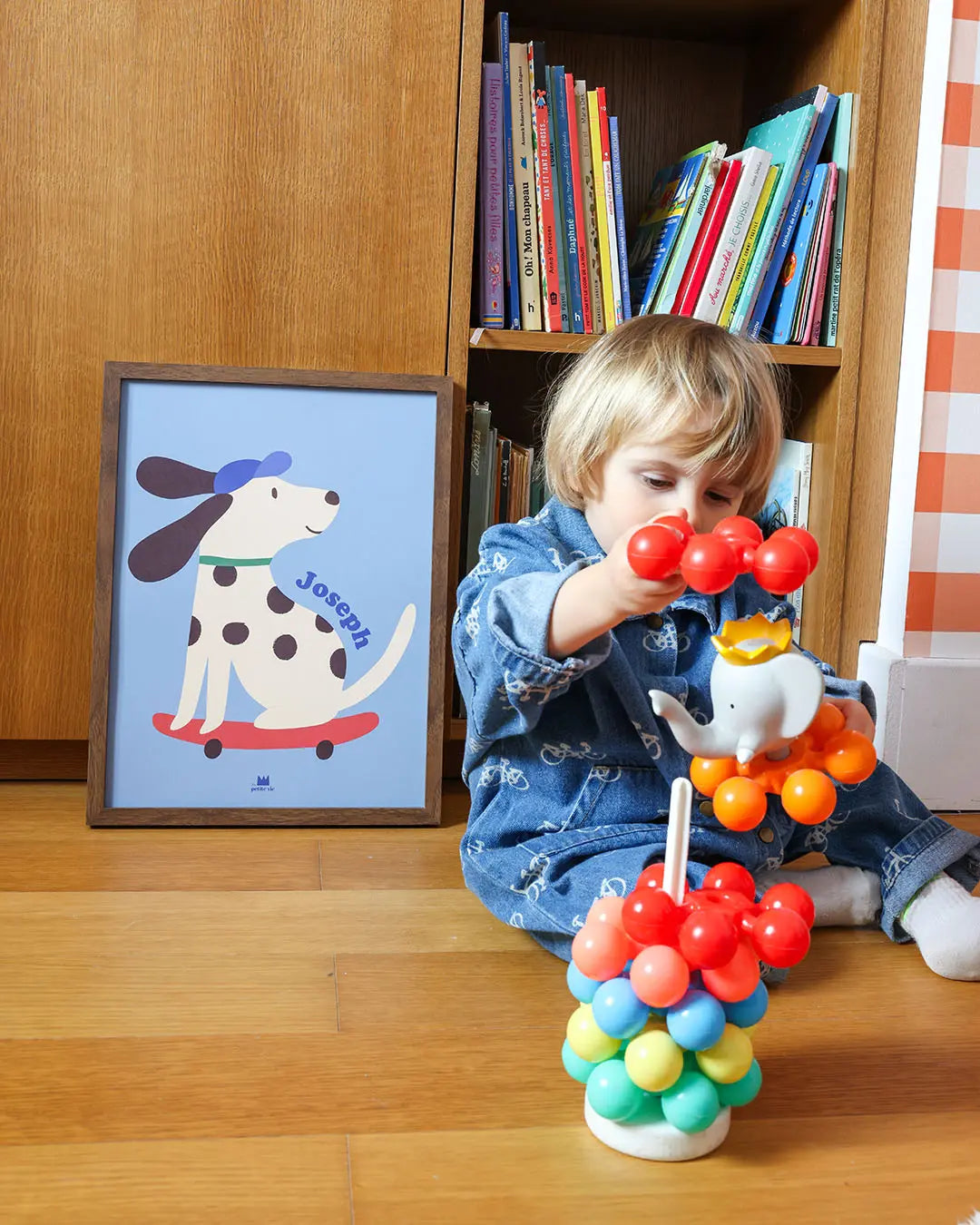 Affiche à personnaliser pour chambre enfant, chien skate sur fond bleu.