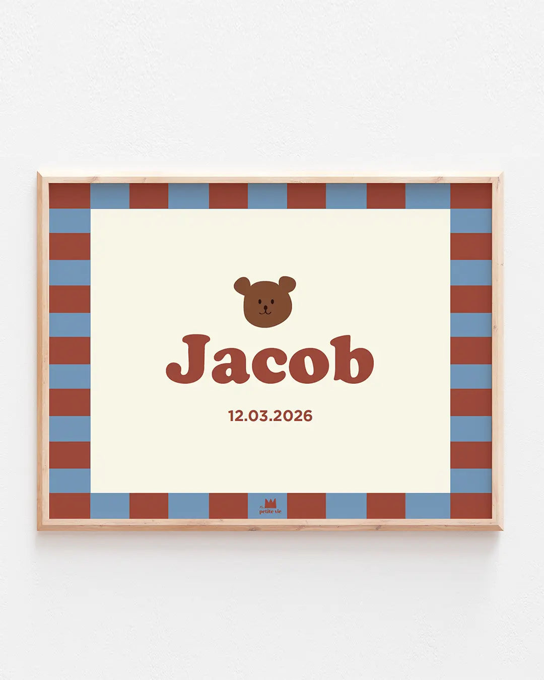 Affiche naissance à personnaliser avec un petit ours illustré pour la chambre de bébé.