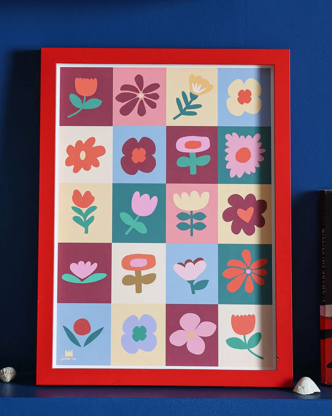 illustration d'une fleur colorée sur fond de petits carreaux vintage