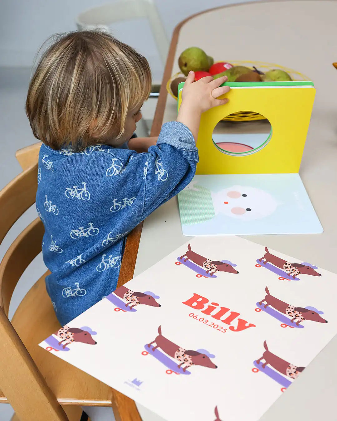 Affiche prénom enfant chien skateur beiges et violets idéale chambre enfant