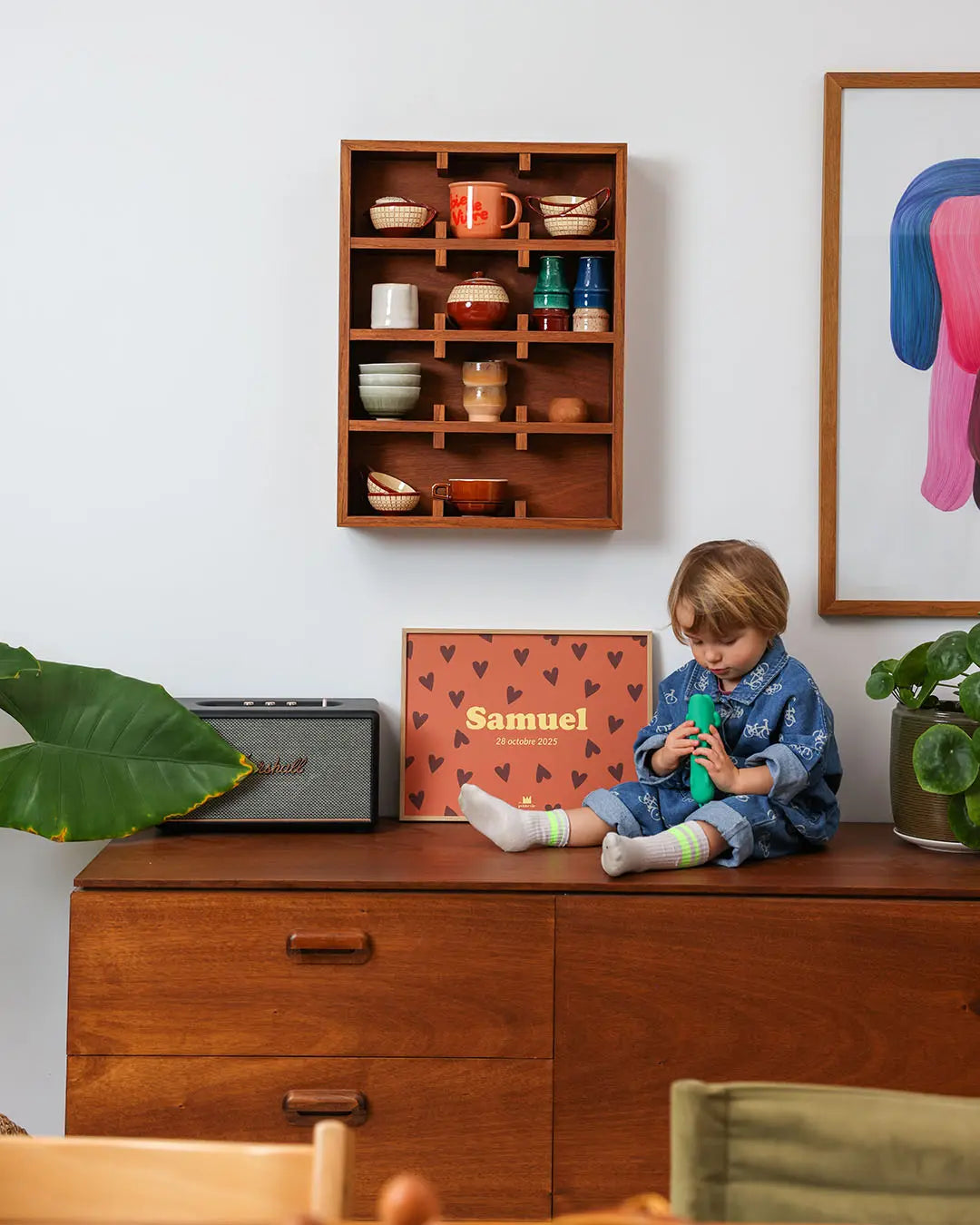 Affiche prénom chambre enfant marron et coeurs pour décorer une chambre moderne