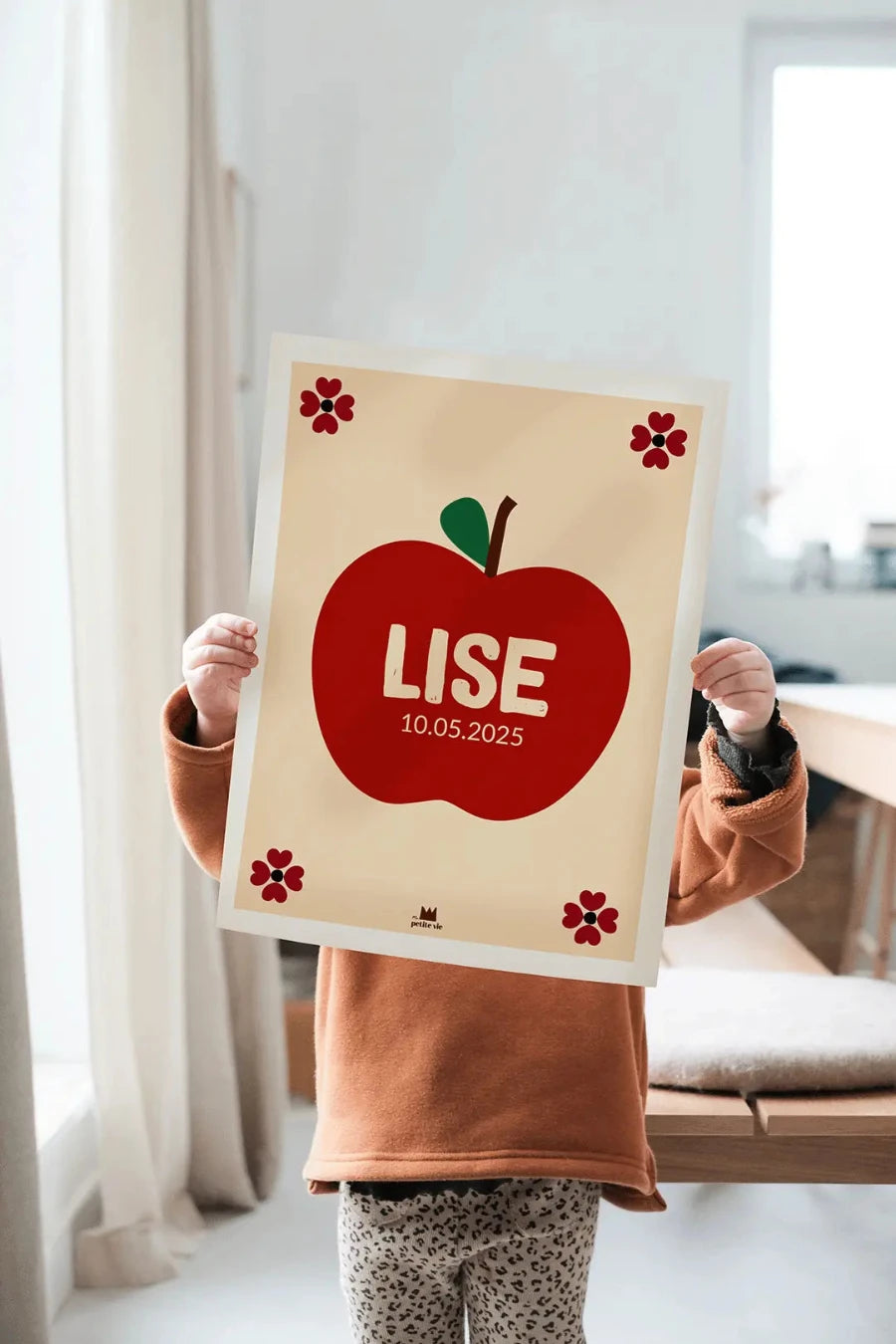 Décoration pour chambre de bébé à personnaliser du prénom de son enfant avec une jolie pomme.