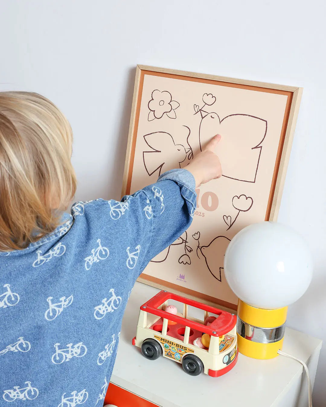 Affiche prénom pour bébé avec des oiseaux sur fond beige, décoration poétique