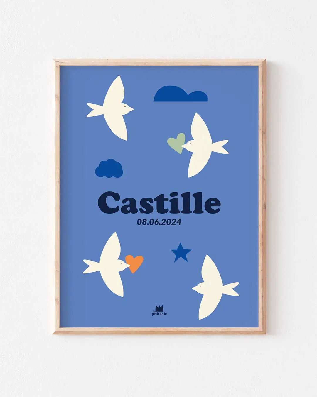 Affiche prénom Envolée Lyrique pour parer de bleu la chambre de son enfant. Poétique avec ses oiseaux elle apporte paix et douceur.