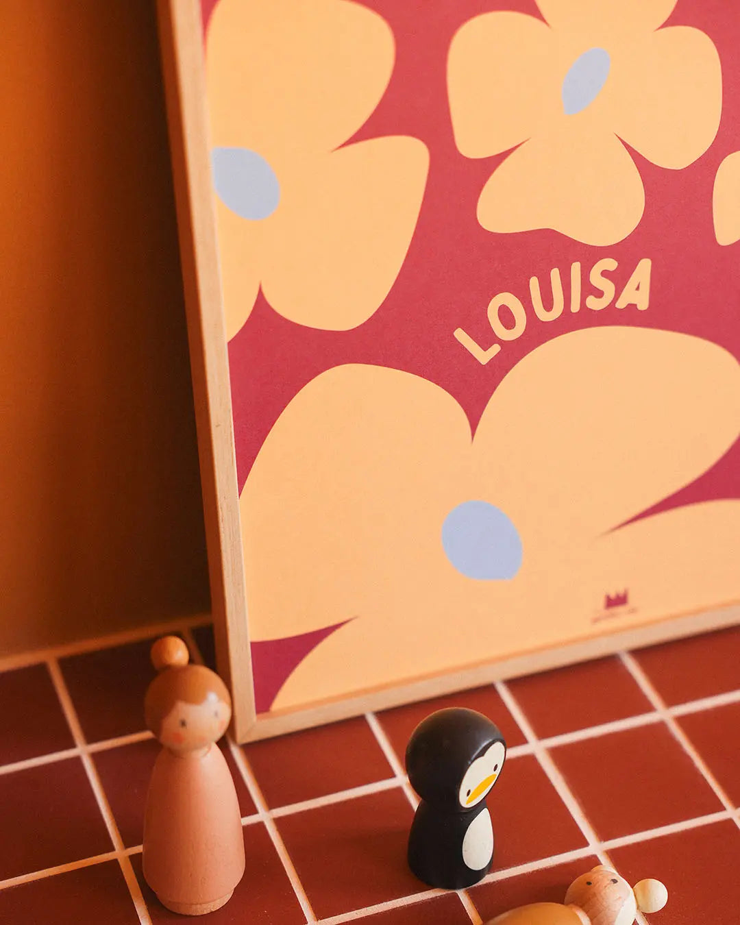 affiche prénom avec des fleurs illustrées jaunes sur fond terracotta