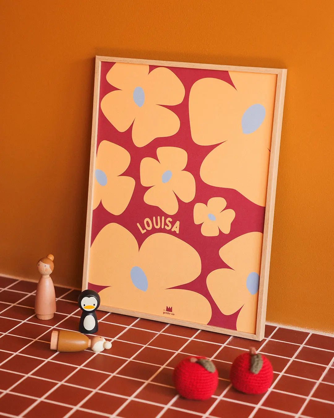 affiche prénom avec de grosses fleurs illustrées pour la chambre de bébé