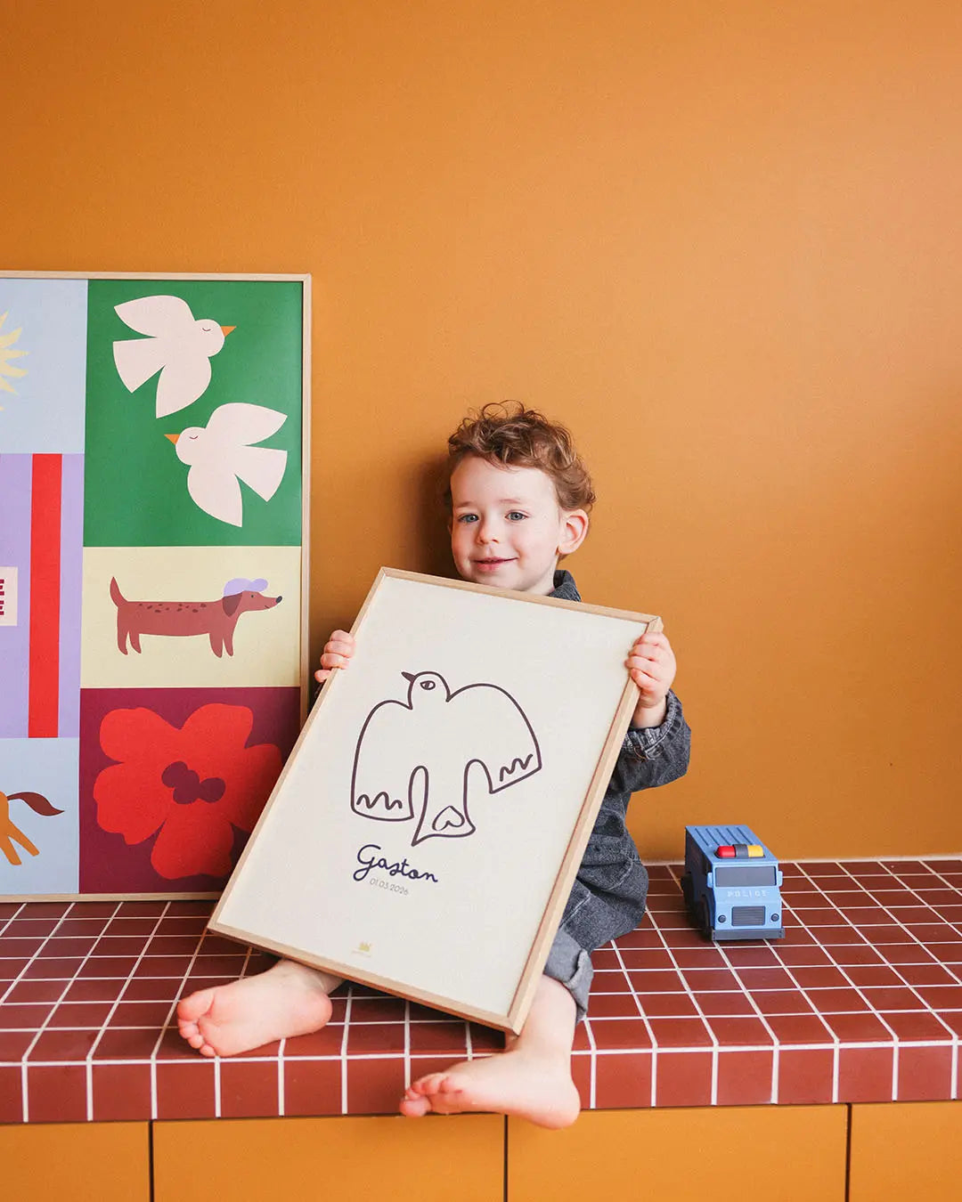 affiche à personnaliser avec le prénom sous un oiseau en vol sur fond beige