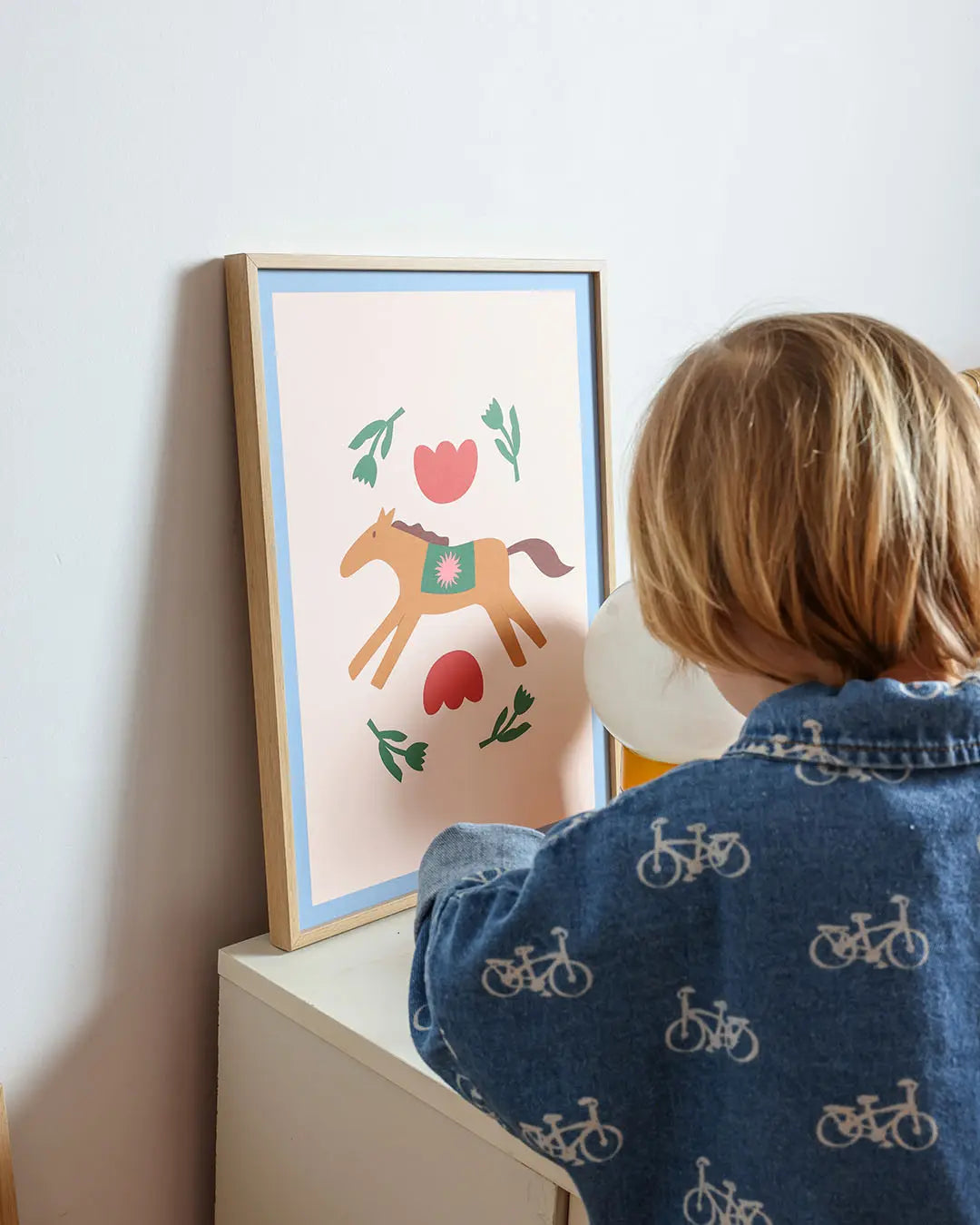 Illustration d'un cheval au galop poétique pour chambre d'enfant.