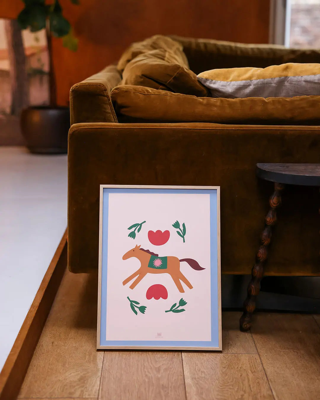 Illustration d'un cheval mignon avec des tulipes pour la décoration du salon.