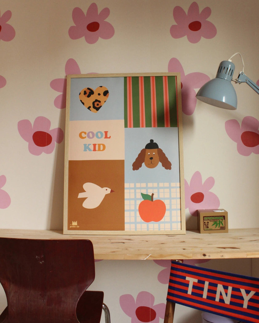 illustration d'un coeur léopard avec oiseau et pomme pour chambre enfant.