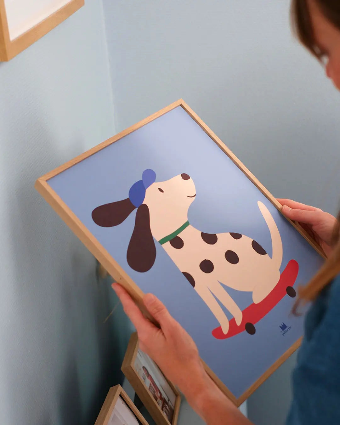 Affiche dalmatien skate rigolo sur un fond bleu pour la chambre des enfants