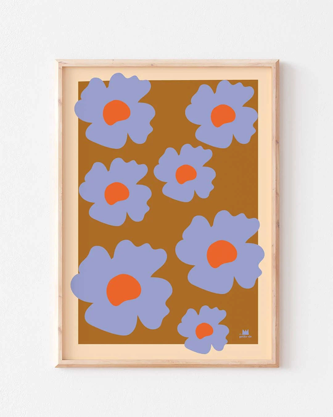 illustration de fleurs bleues sur fond marron.