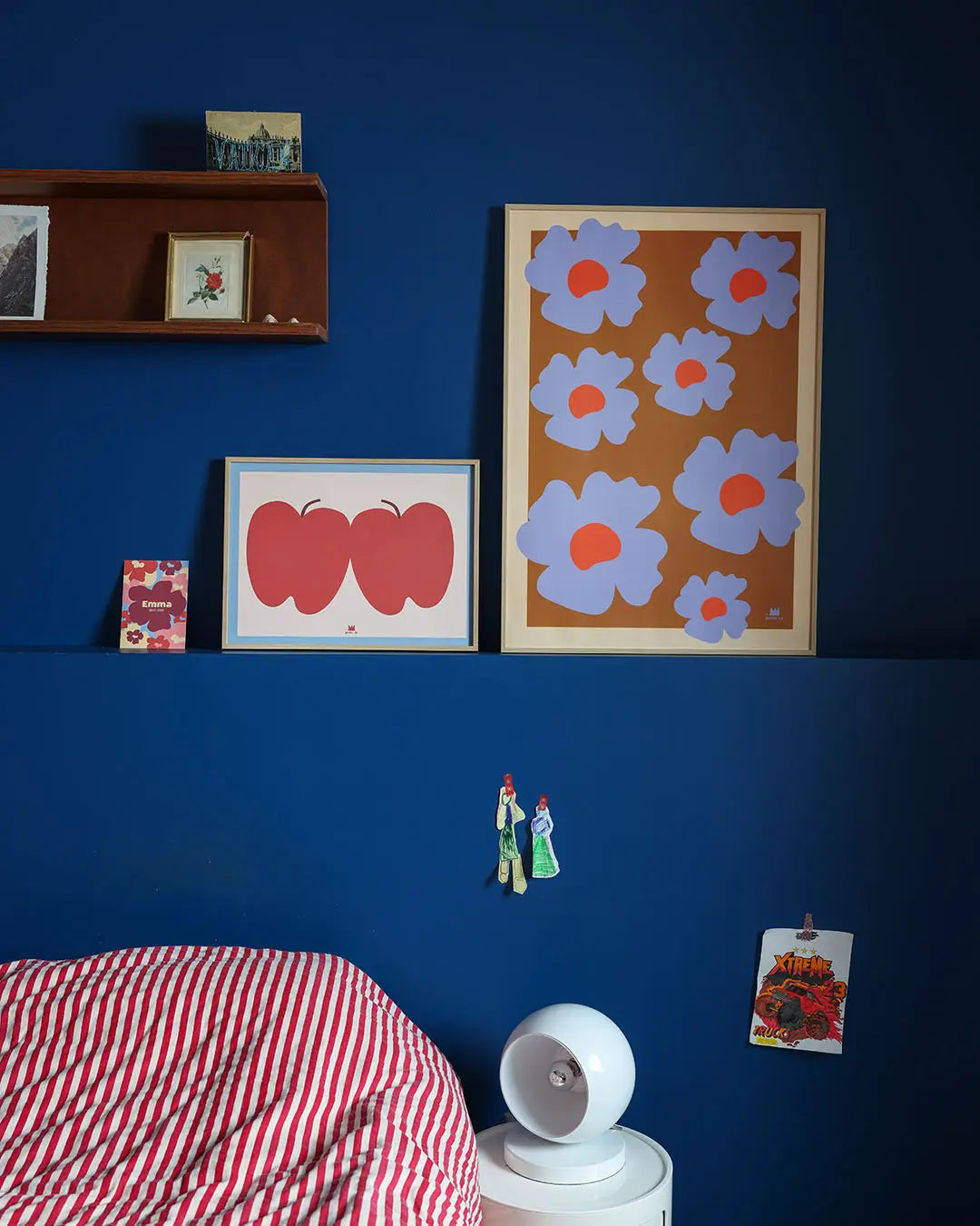 Affiche pop et fleurie dans chambre adulte.