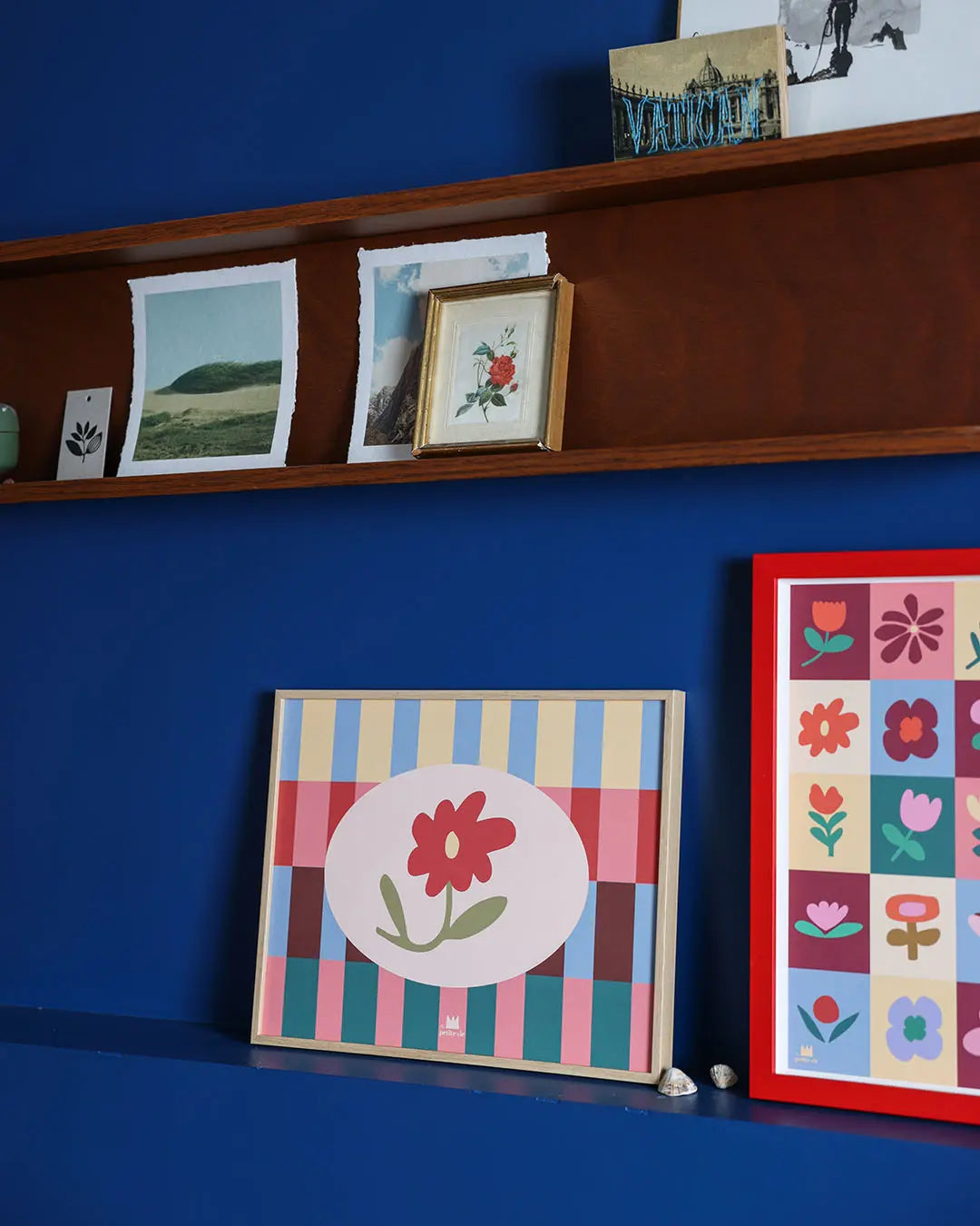 illustration d'une fleur colorée sur fond de petits carreaux vintage