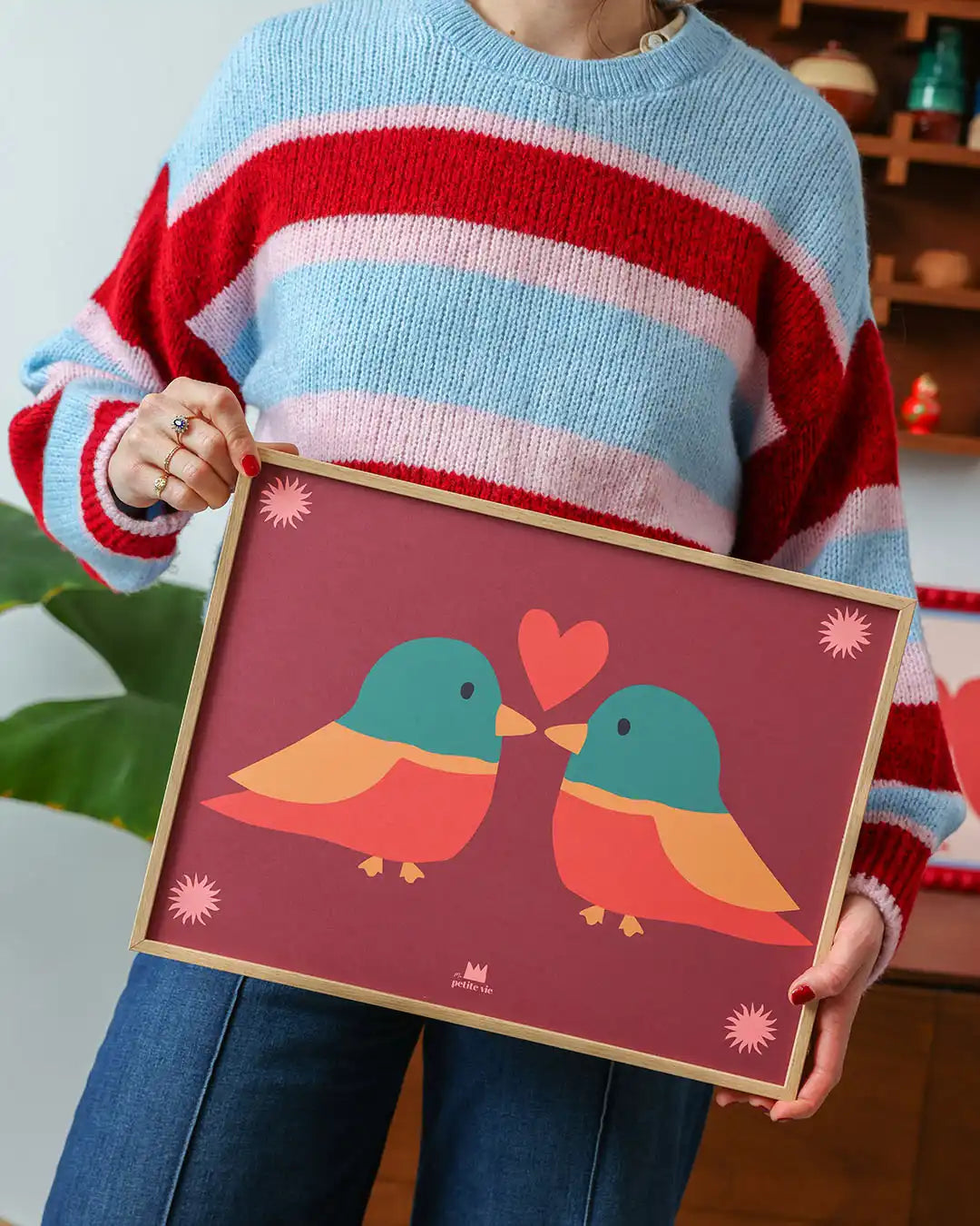 Illustration romantique de deux oiseaux avec coeur et soleils.