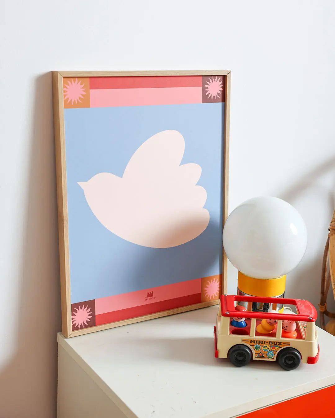 Illustration d'un oiseau graphique sur fond bleu.