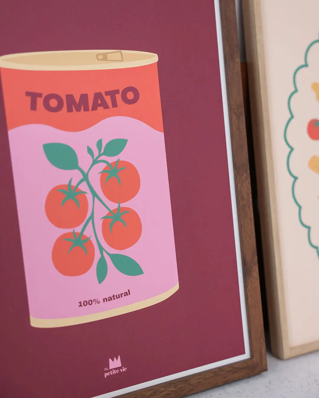 Illustration d'une boîte de sauce tomate graphique et colorée.