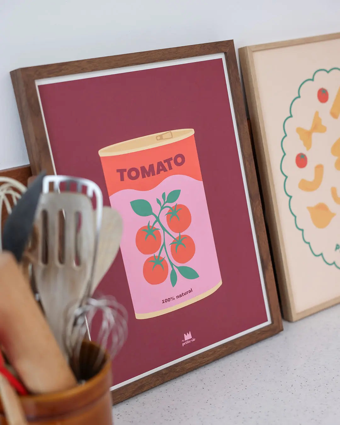 Une boite de sauce tomate pop et coloree pour la deco de la cuisine.
