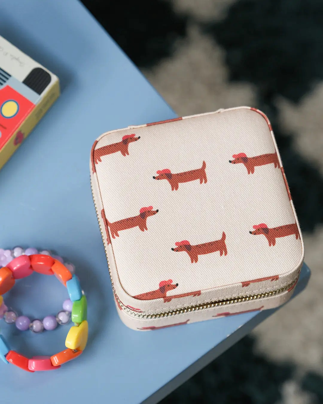 boite bijoux imprimée avec des teckels qui portent une casquette.