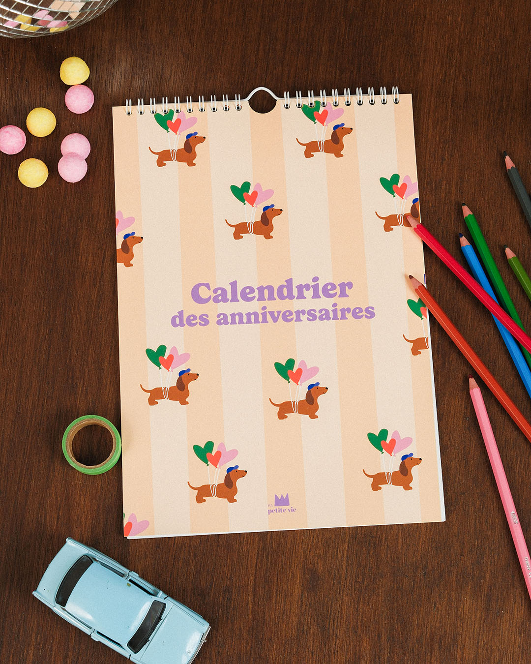 Le "Calendrier des anniversaires" de Ma Petite Vie est un calendrier d'anniversaires à reliure spirale représentant des teckels avec des ballons en forme de cœur sur la couverture - parfait pour les familles