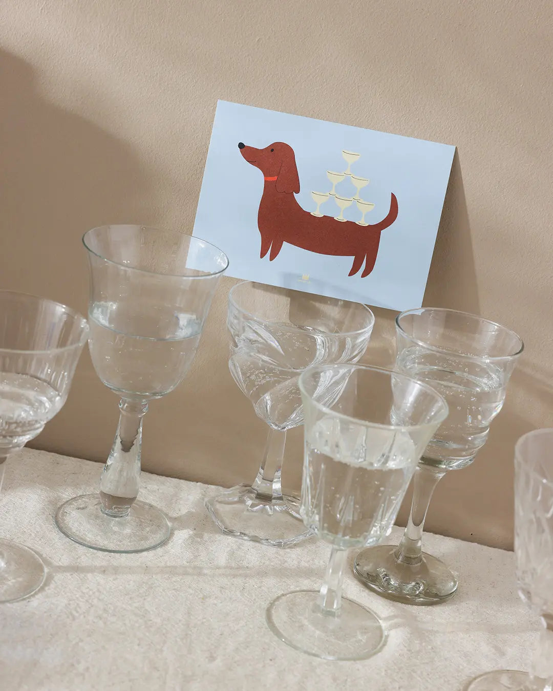 Carte pour offrir à un mariage, teckel marron qui porte des coupes