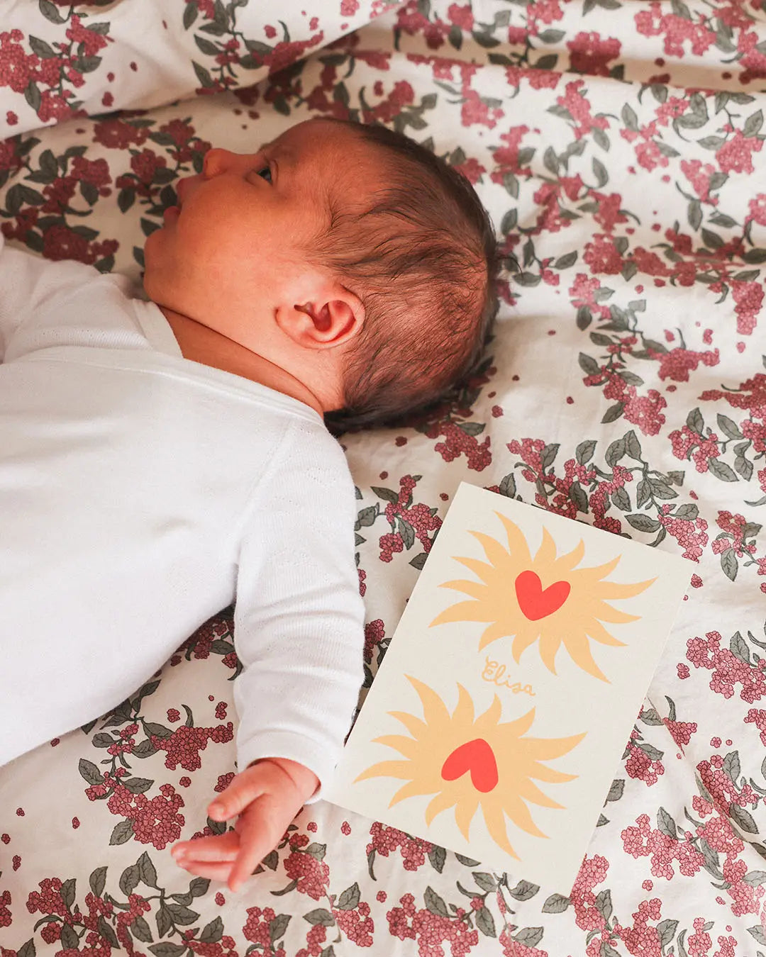 faire-part de naissance avec des soleils illustrés