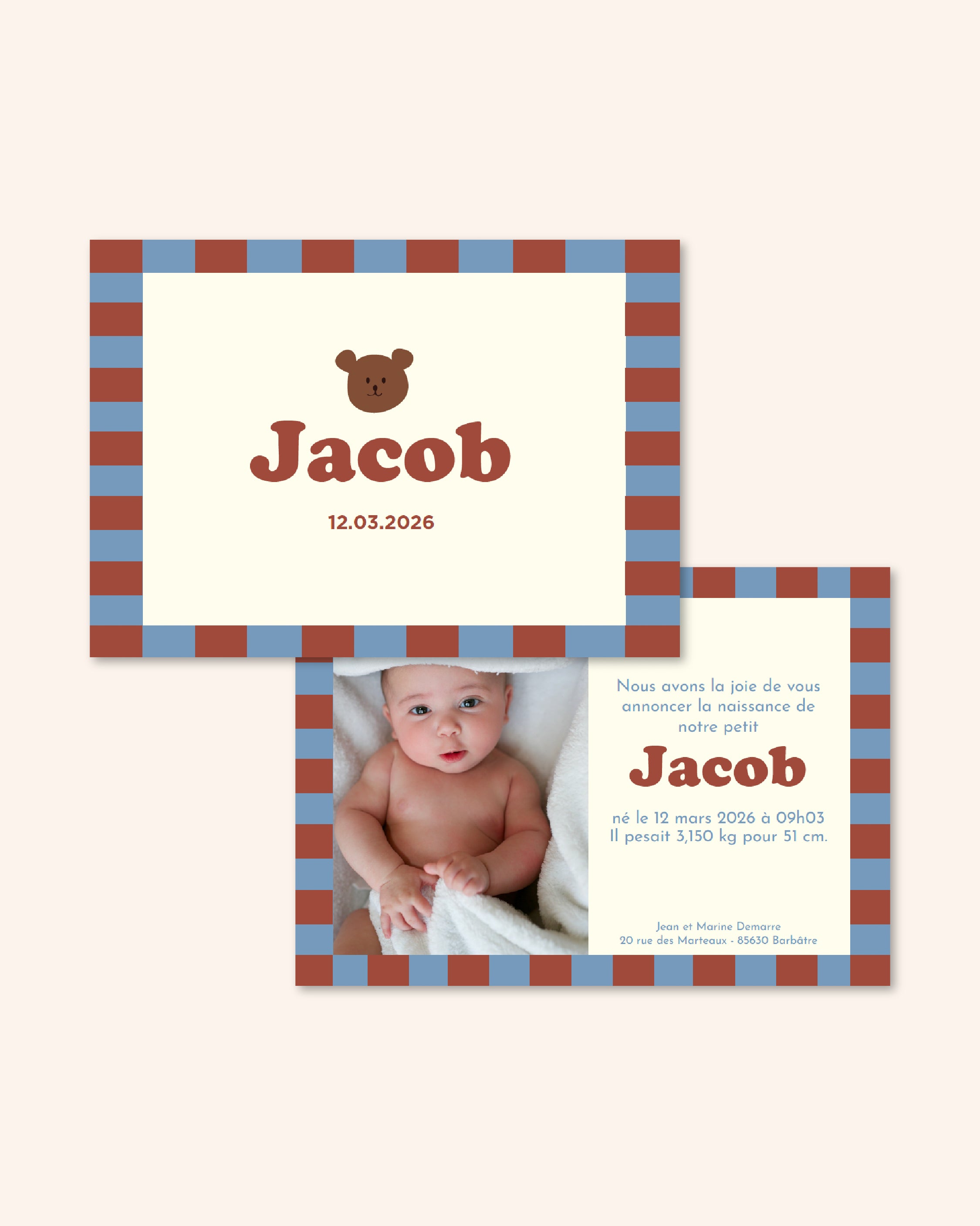 Faire-part de naissance avec un ours et des carreaux colorés pour bébé.