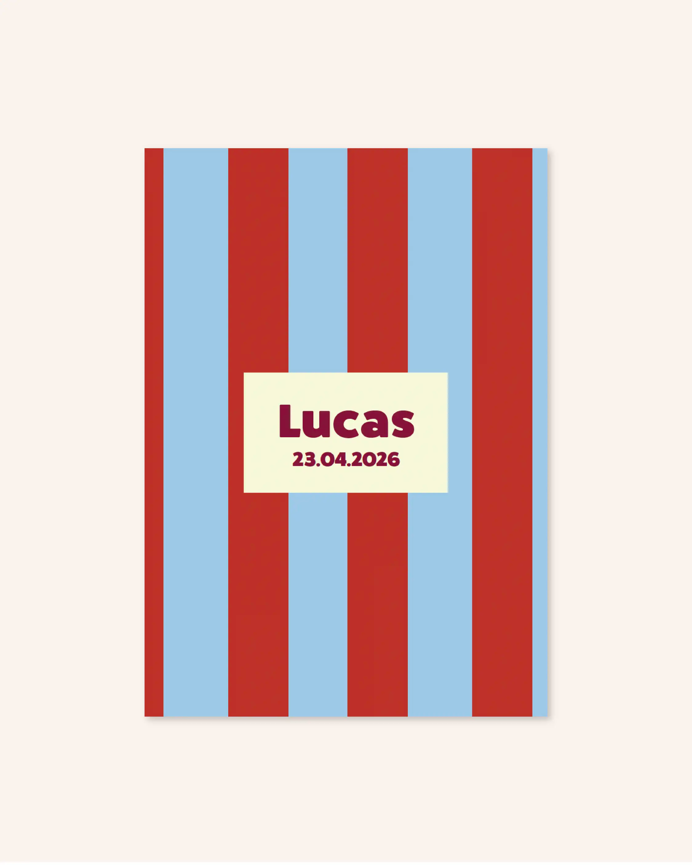 Faire-part bébé avec des rayures rouges et bleu pour annoncer une naissance.