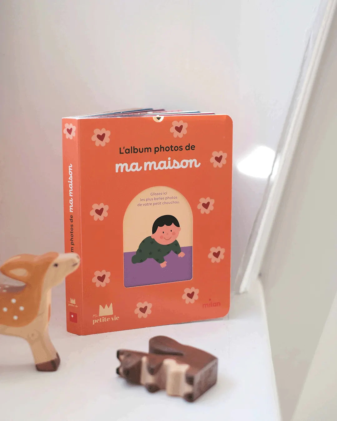 Livre illustré pour bébé sur les moments de vie et les pièces de la maison.