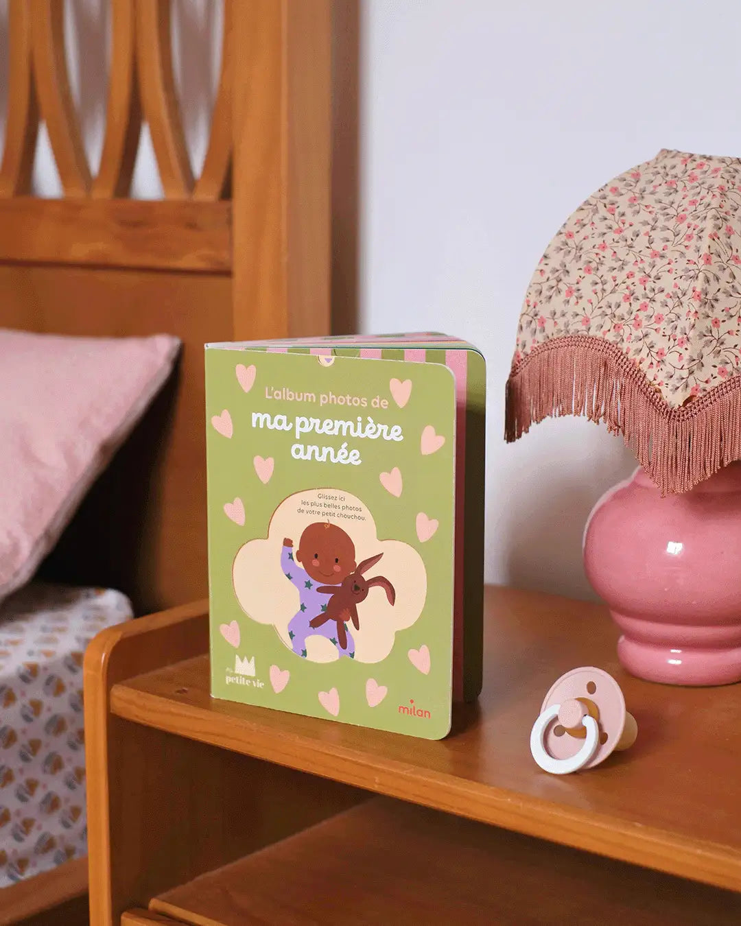 Livre bébé tout-carton Ma première année illustrant les moments clés de la première année de vie.