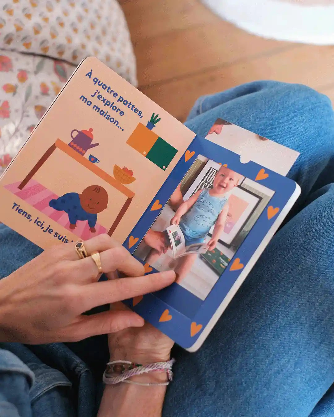Livre illustré pour bébé montrant câlins, jeux et objets familiers de la première année.
