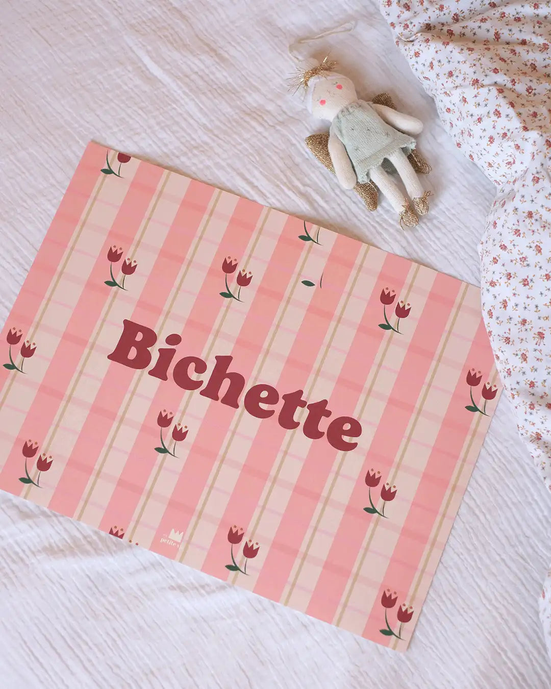 Affiche Bichette pour chambre d'enfant, illustration rétro et colorée avec carreaux et fleurs, déco mignonne et chaleureuse.