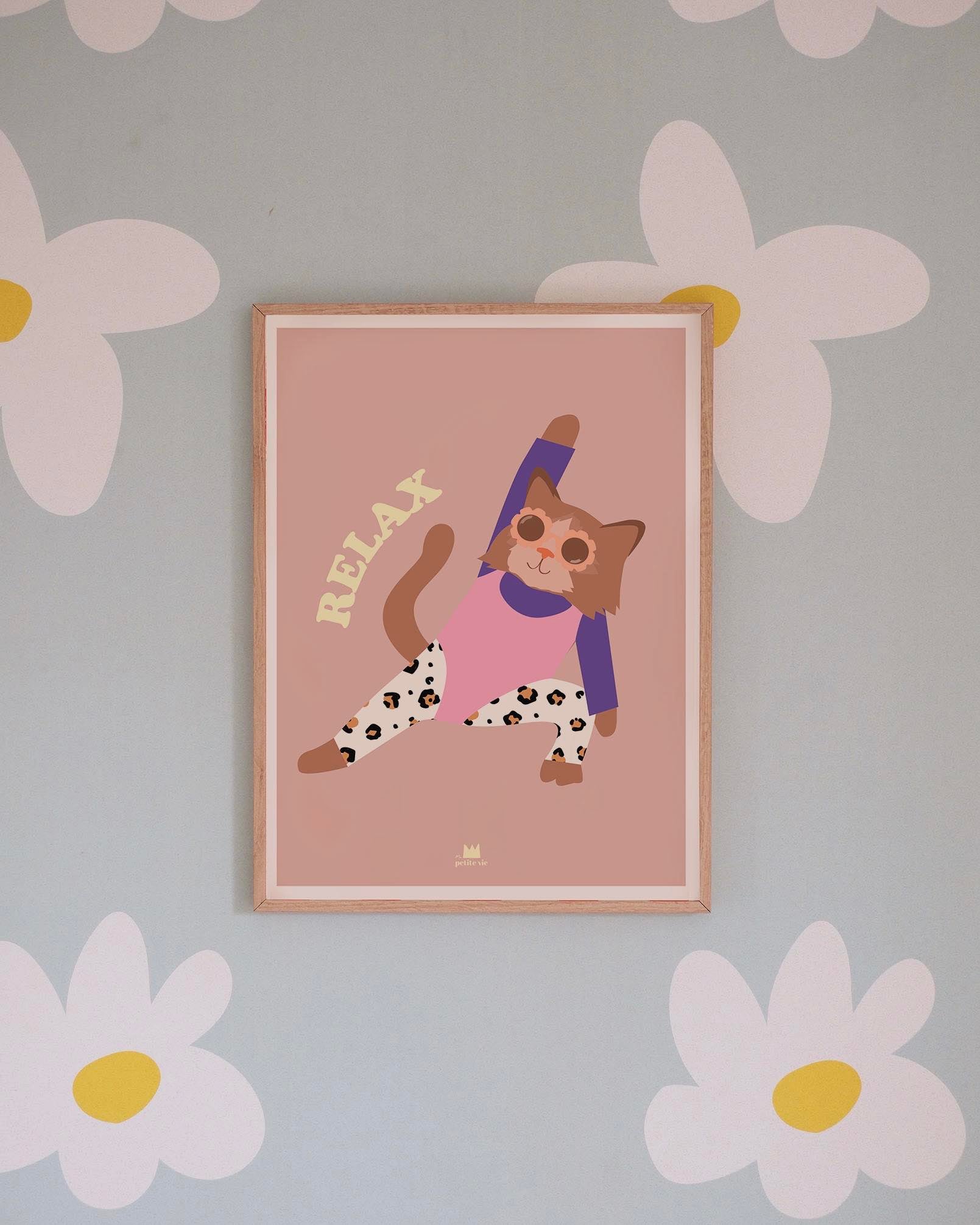 Illustration humoristique d’un chat en position de fitness, apportant une touche ludique et colorée à la décoration murale.