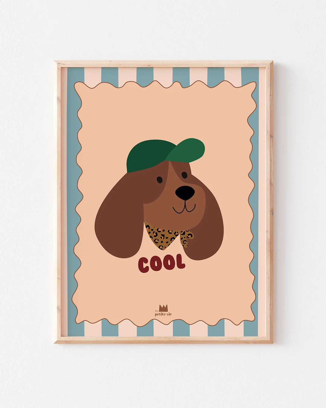 Affiche colorée d’un chien stylé portant un bandana léopard pour décoration intérieure tendance.