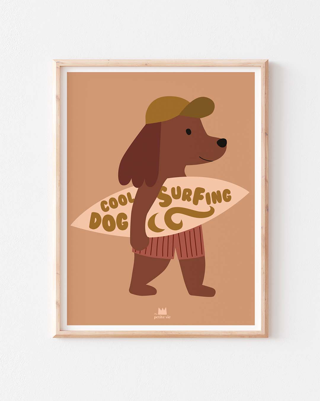Affiche Chien Surfeur pour chambre, salon ou bureau, illustration ludique et colorée d’un chien sur planche de surf.