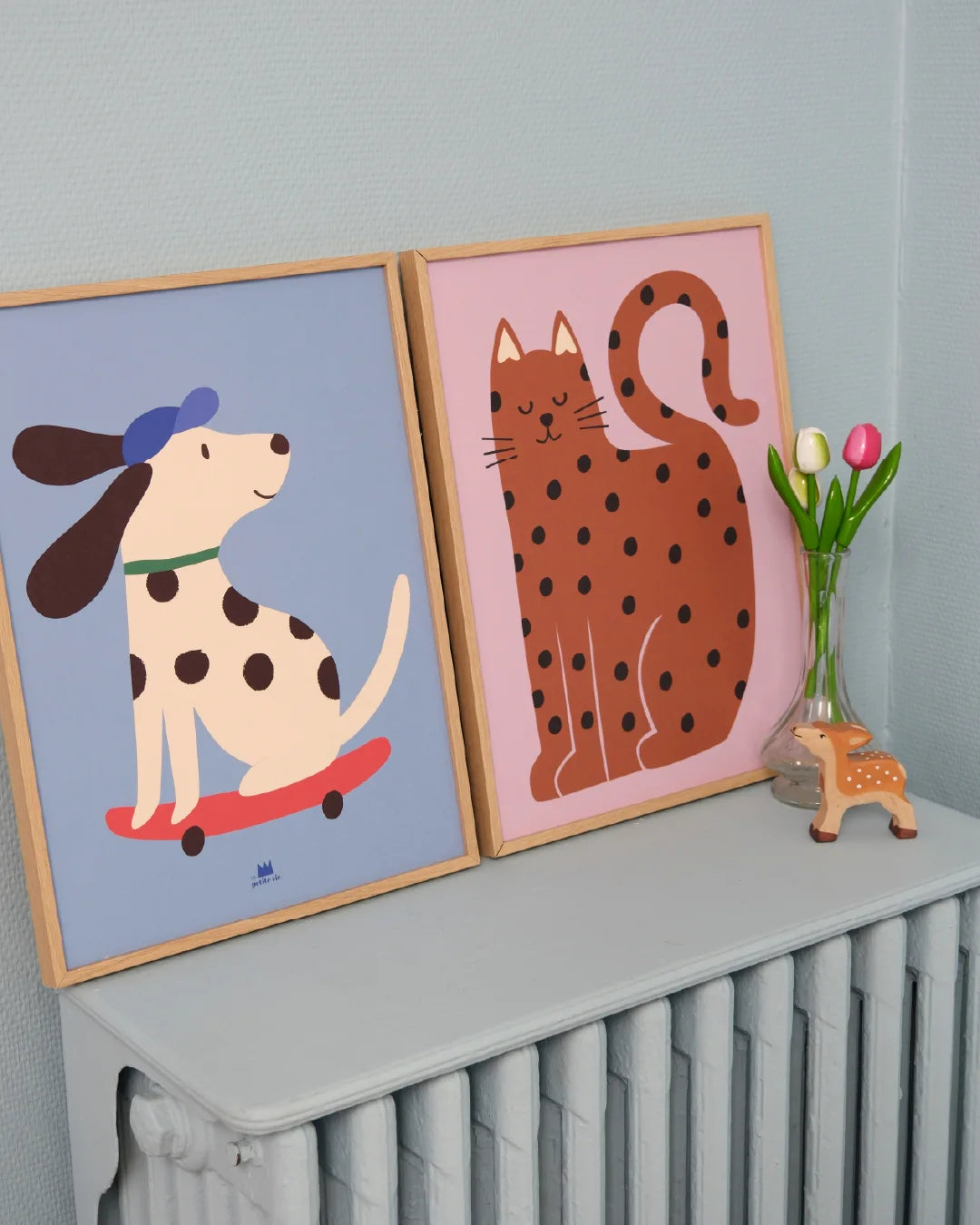 Affiche Dalmatien Skate – Illustration colorée et amusante d’un chien sur son skate – Décoration murale fun pour chambre, bureau ou salon