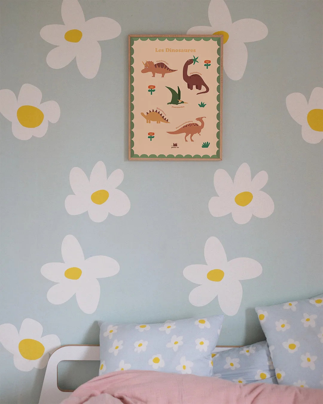 Affiche murale Dinosaures en papier naturel, design ludique et éducatif pour apprendre l’alphabet et découvrir les dinosaures.