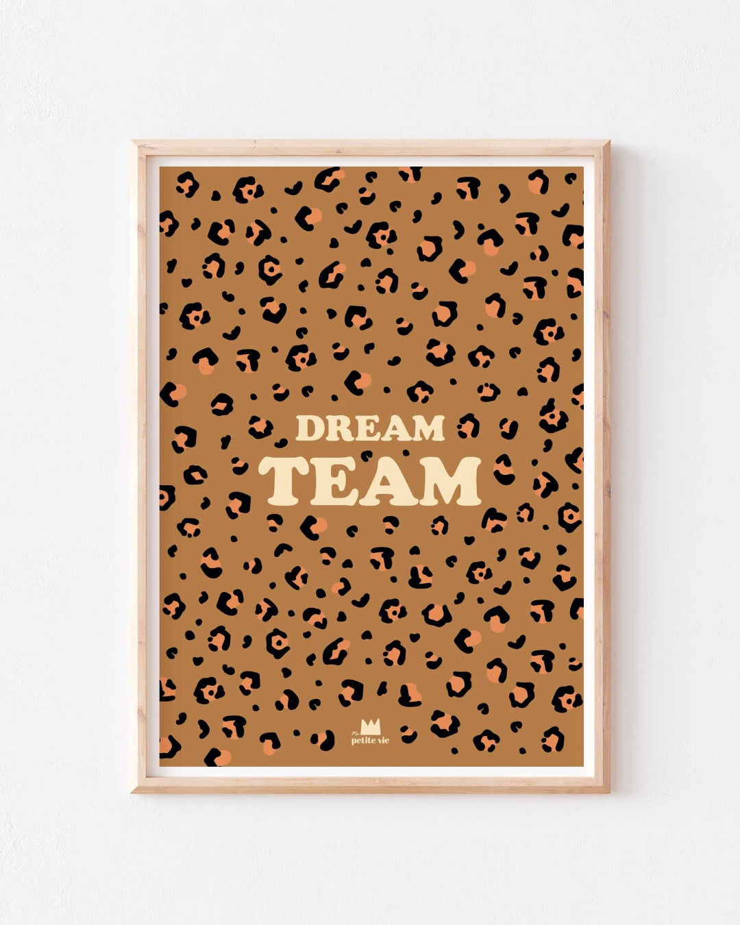 Un fond léopard pour un message qui en impose.