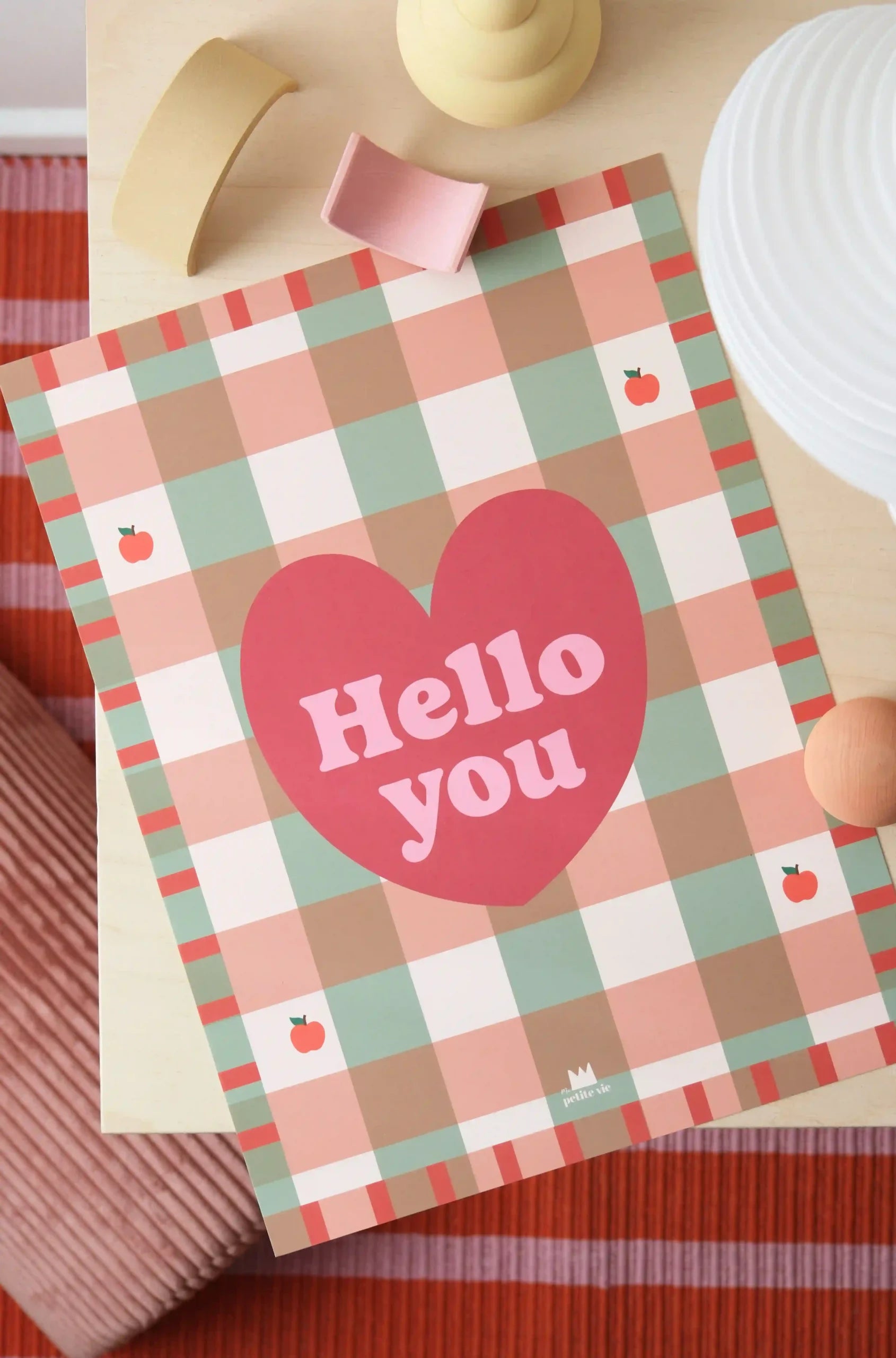 Affiche Hello You pour chambre ou salon, illustration rétro et colorée avec cœur rouge et carreaux, déco fun et chaleureuse.